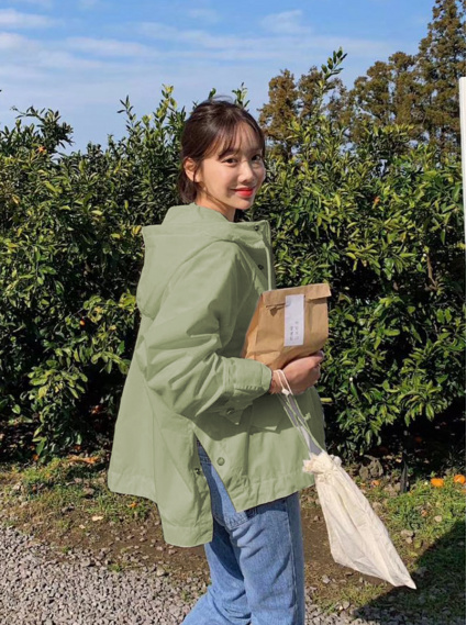 【正韓】傘型落肩連帽風衣-軍綠